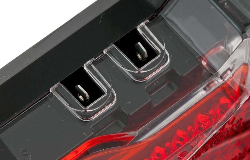 Axa Achterlicht Riff batlow Led batterij aan/auto/uit Rood